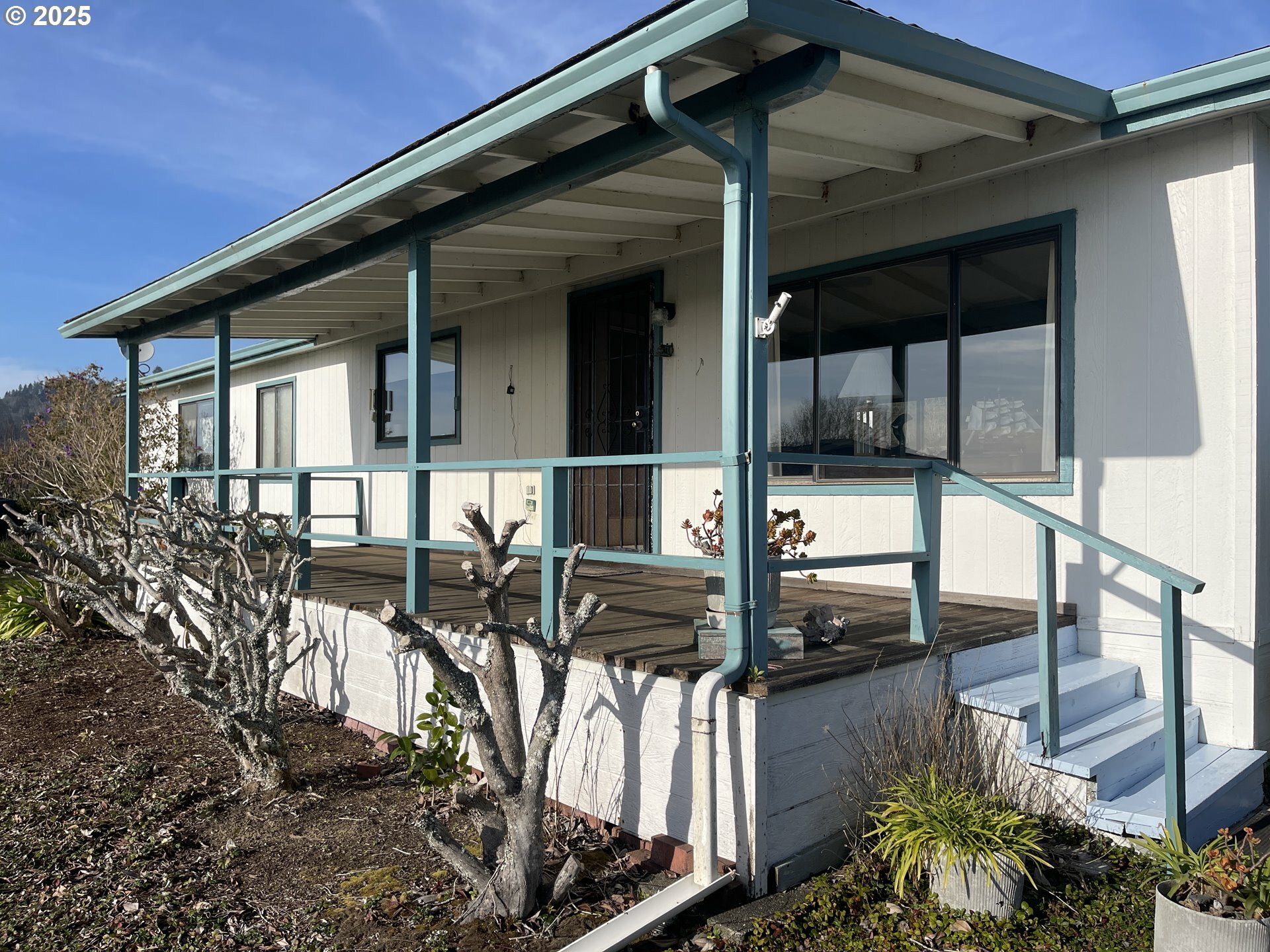 Property Photo: 98611 Camellia Dr OR 97415