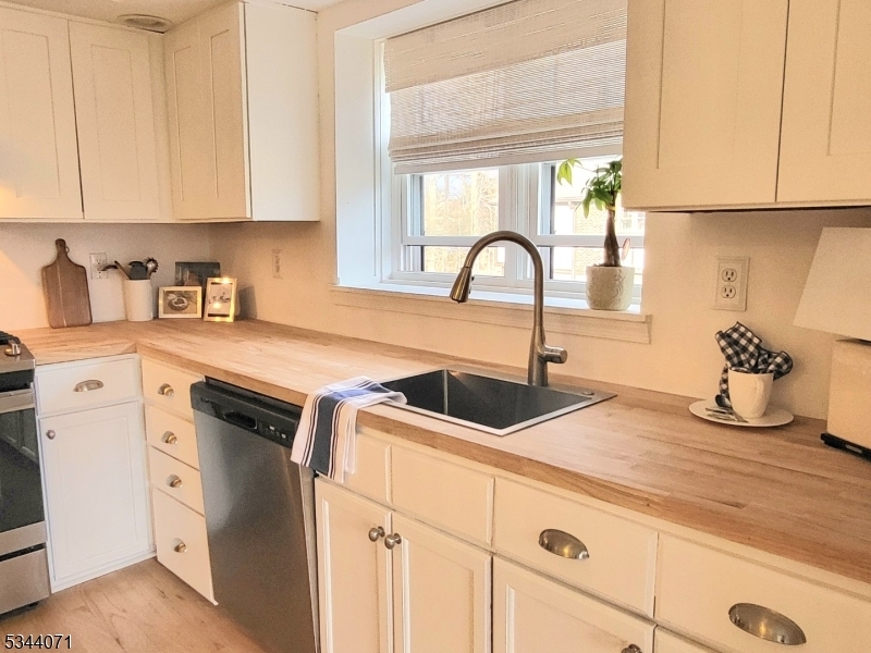 Property Photo: 1 Heritage Dr F NJ 07928
