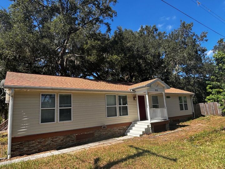 Property Photo:  902 Estelle Avenue  FL 33511