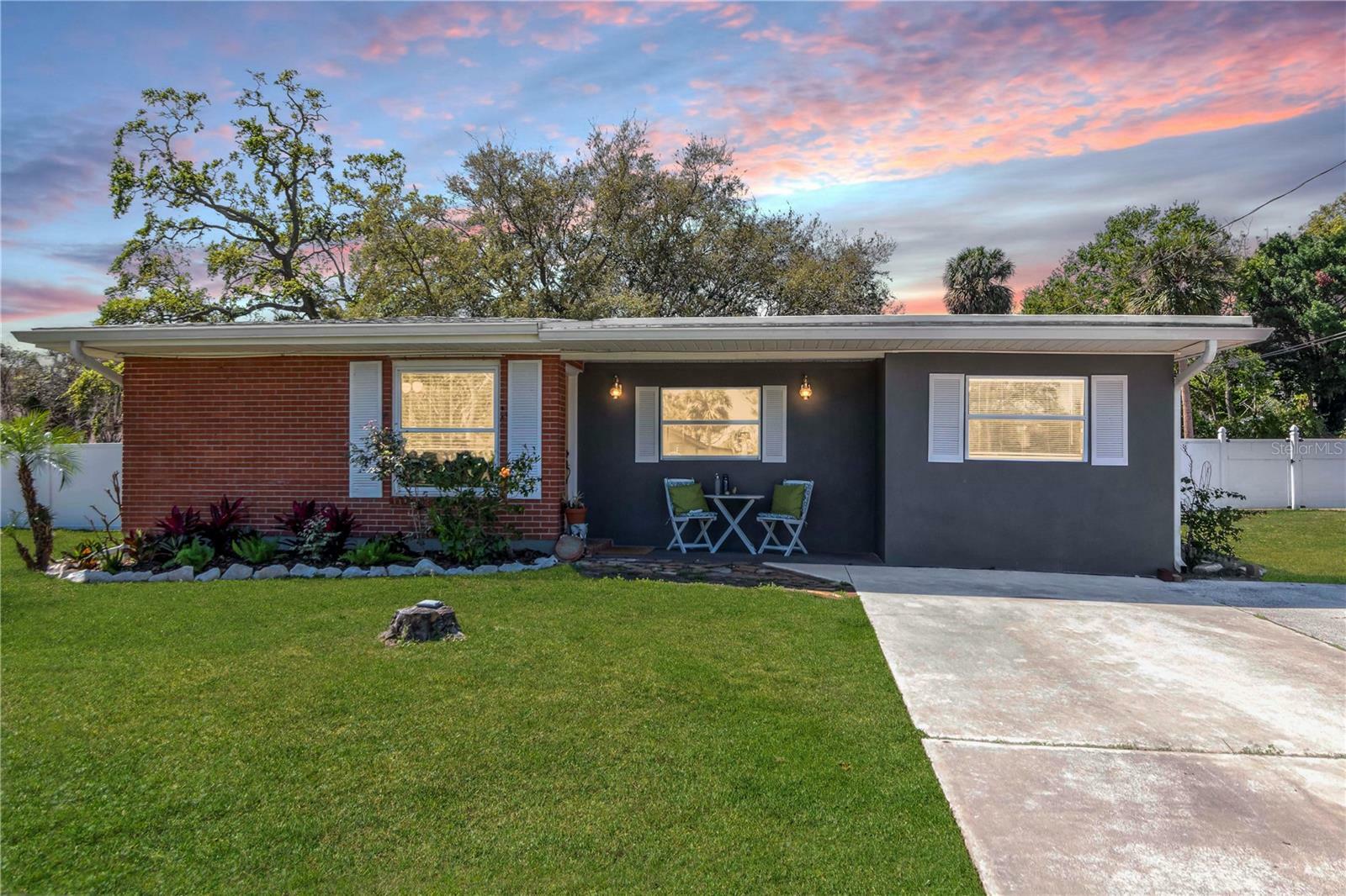 Property Photo: 27 Park Avenue FL 34689
