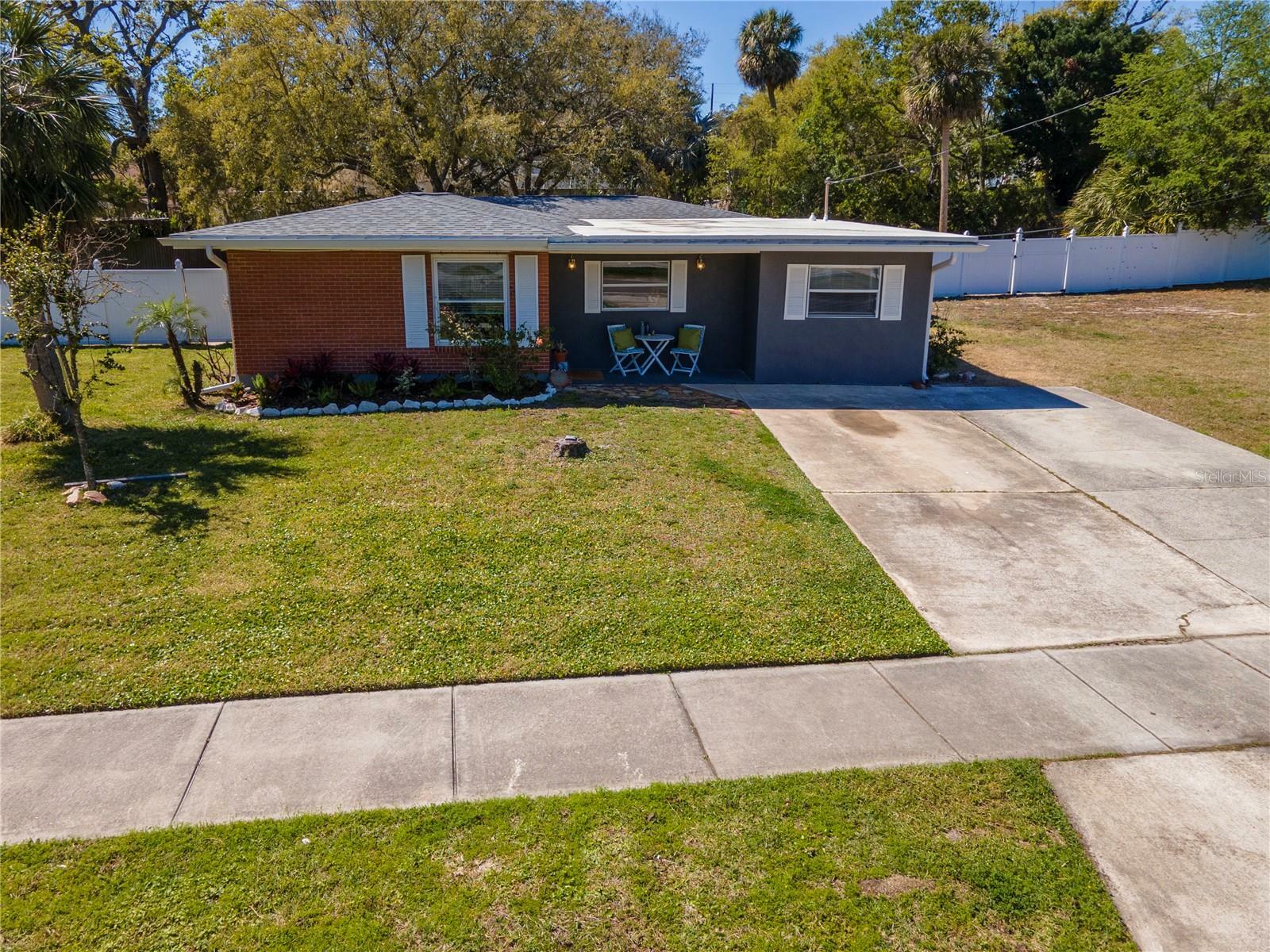 Property Photo: 27 Park Avenue FL 34689