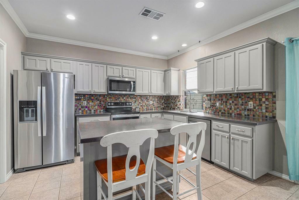 Property Photo: 400 Goodnight Trail TX 76247