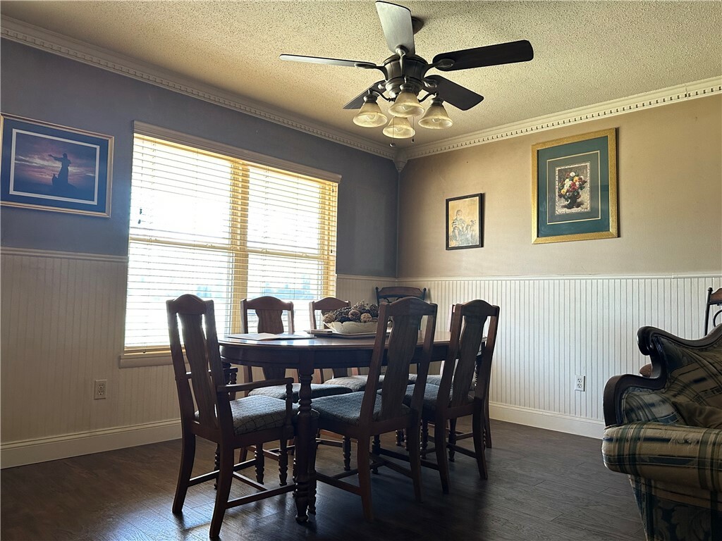 Property Photo:  1019 W Holly Street  AR 72756 