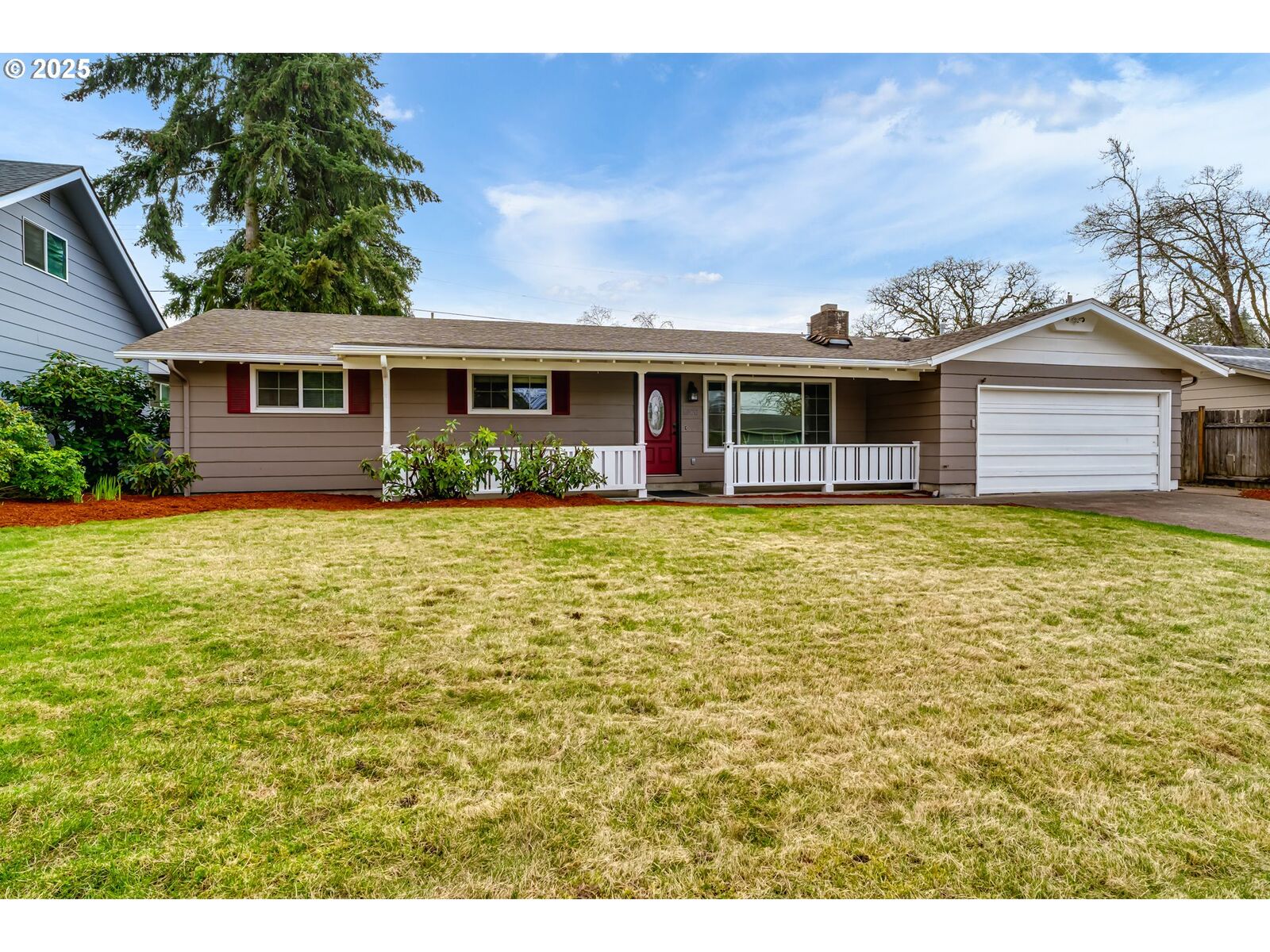 Property Photo: 1560 Acacia Ave OR 97408