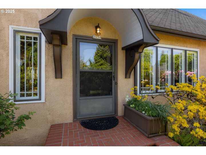 Property Photo:  2130 NE Klickitat St  OR 97212 