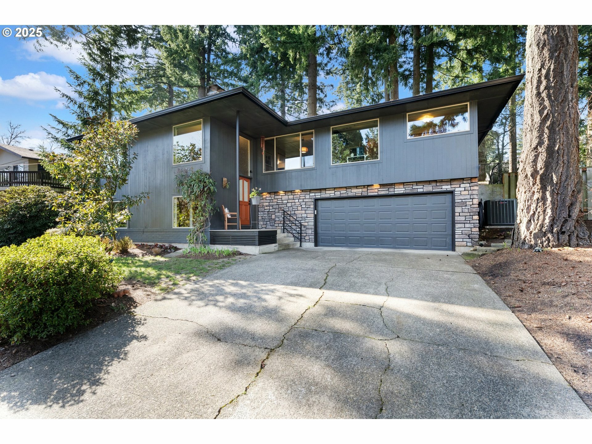 Property Photo: 2025 Marylwood Ct OR 97068