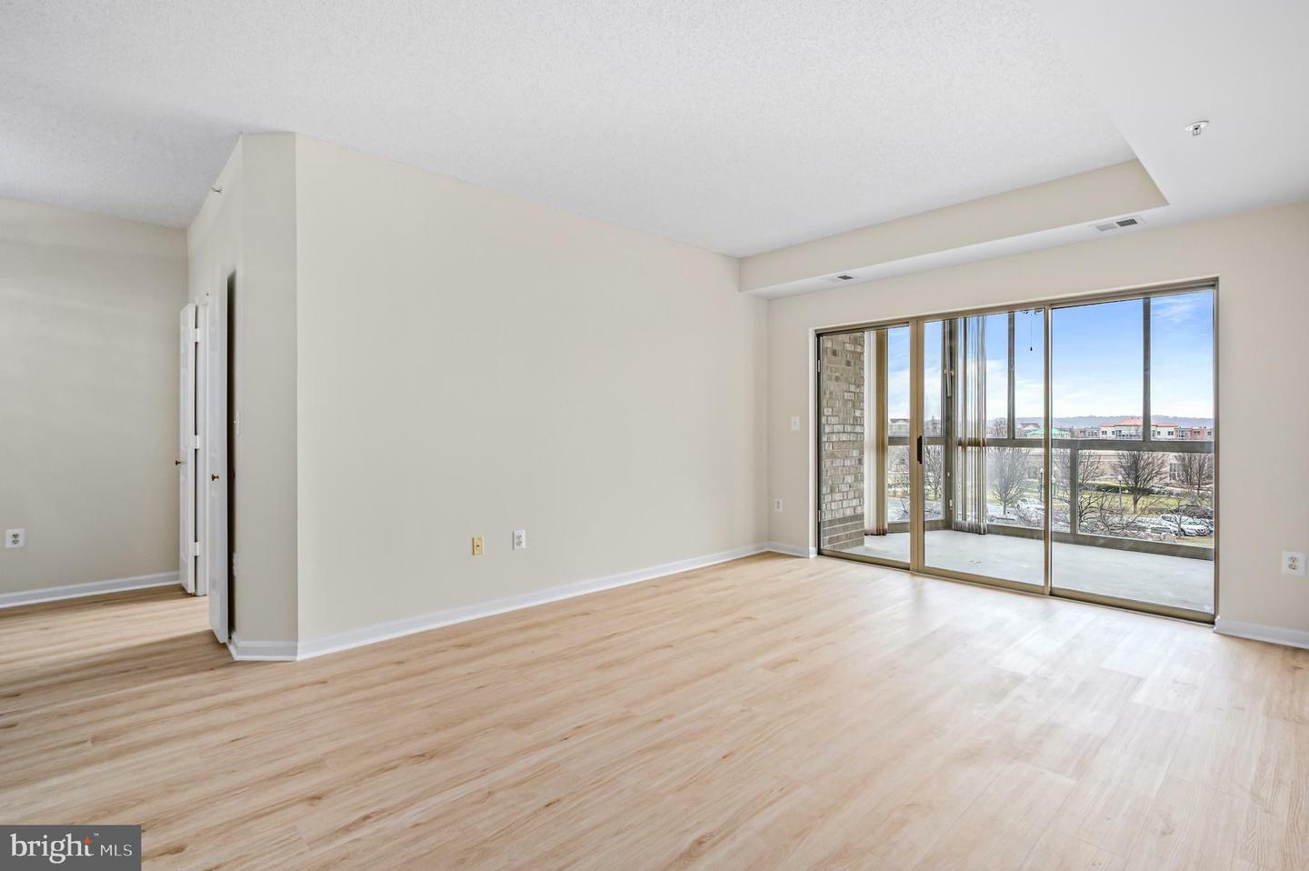 Property Photo: 19375 Cypress Ridge Terrace 215 VA 20176
