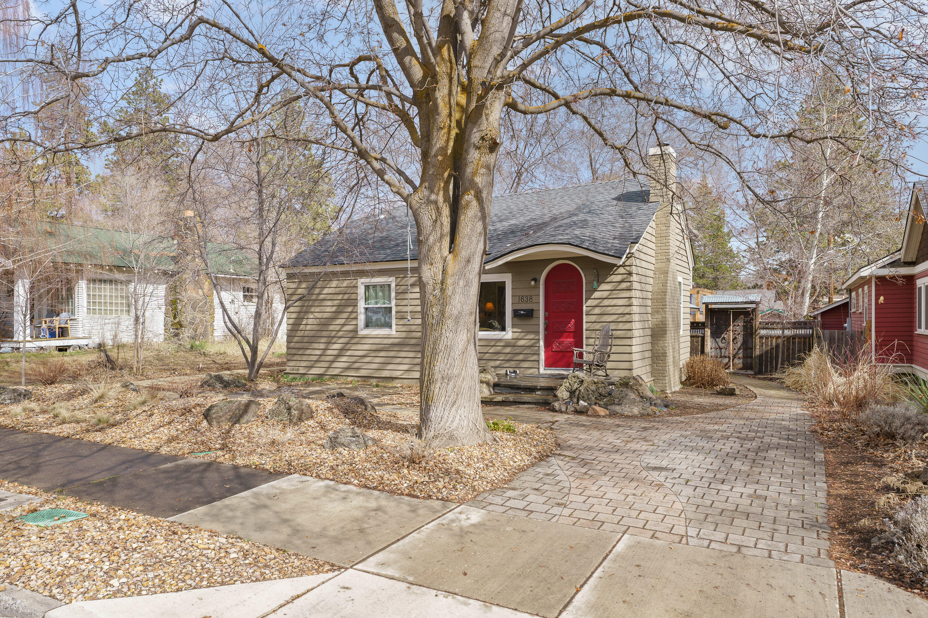 Property Photo: 1638 NW 4th Street OR 97703