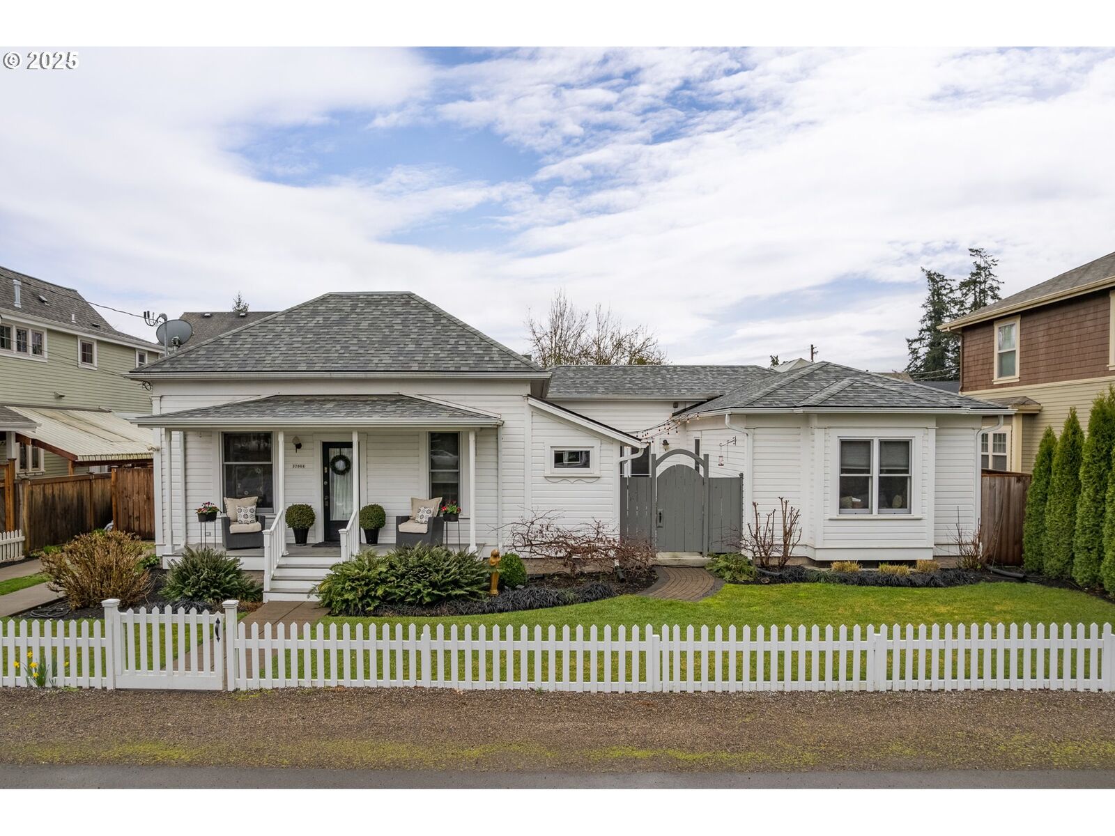 Property Photo: 32666 E Locust St OR 97408