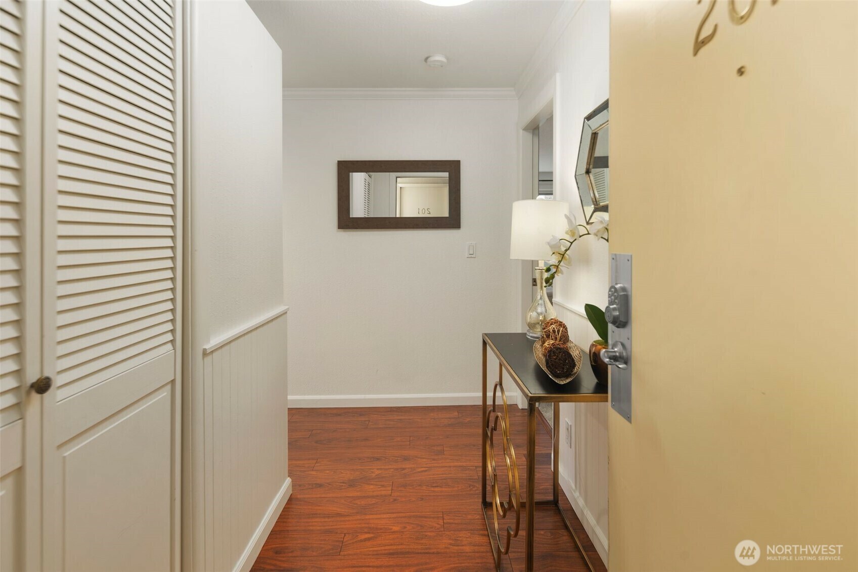 Property Photo: 617 W Mercer Place 202 WA 98119