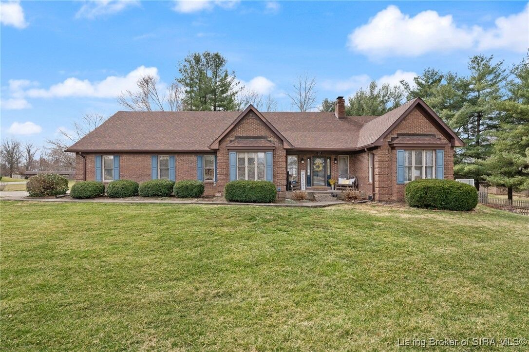 Property Photo:  117 E Eastern Hills Boulevard  IN 47167 