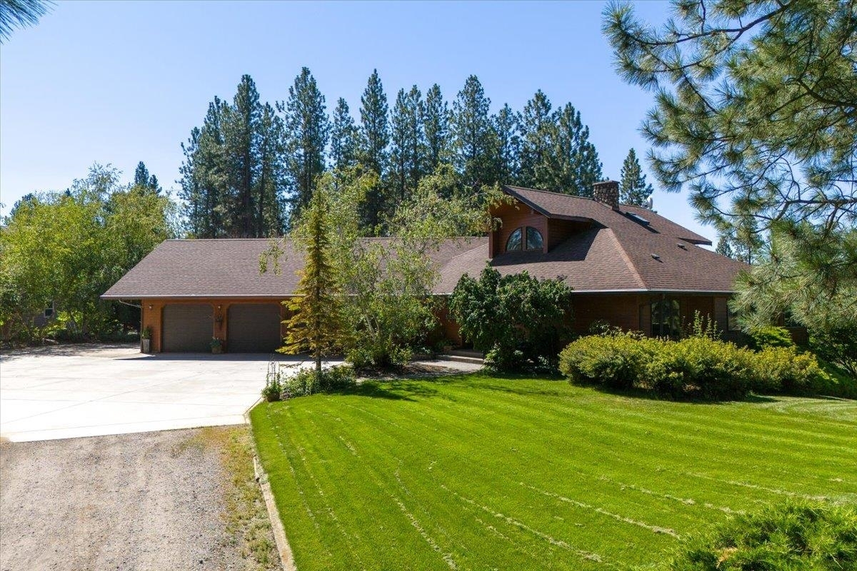 Property Photo: 8912 E Golden Hills Ln WA 99021