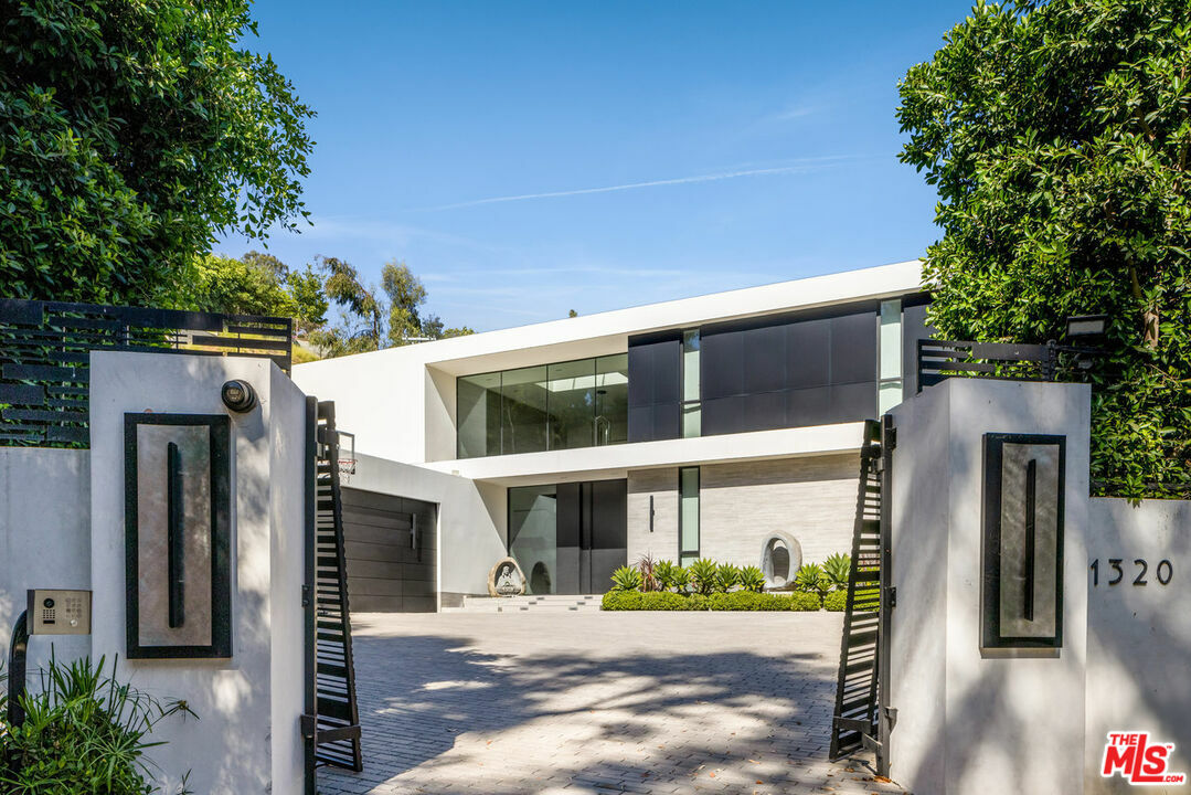 Property Photo: 1320 Beverly Grove Pl CA 90210