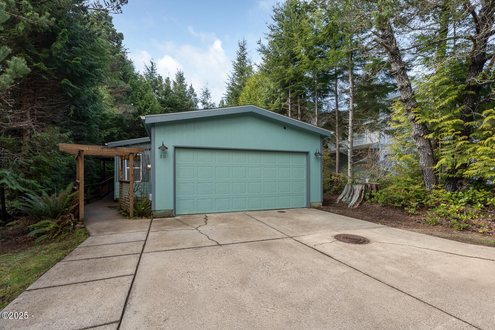 Property Photo: 80 Seagrove Loop OR 97367