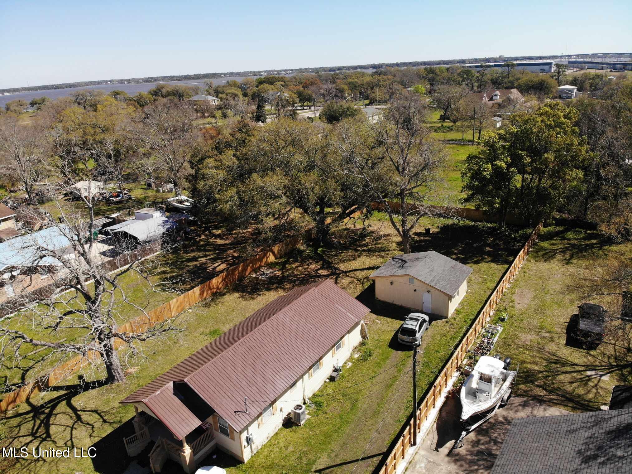 Property Photo:  324 Crawford Street  MS 39530 