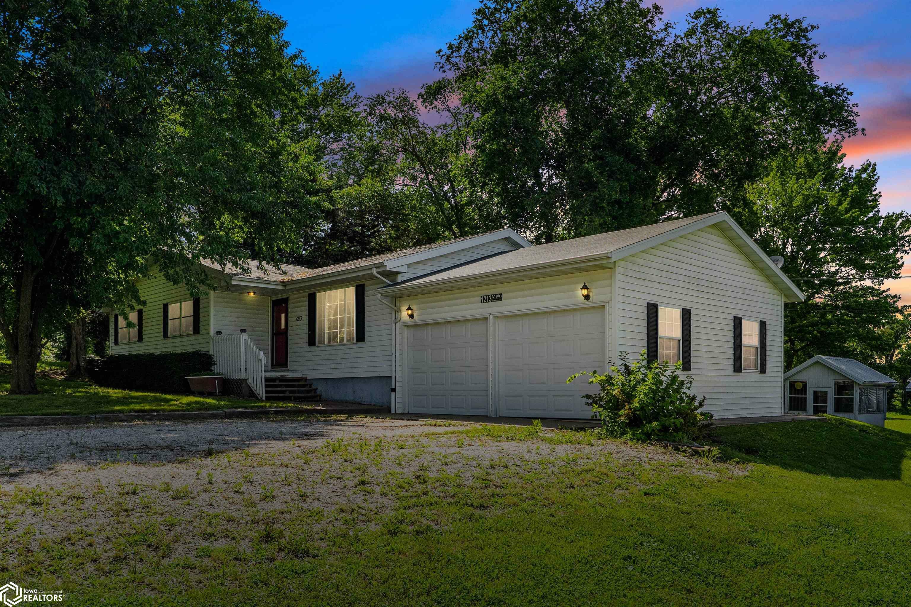 Property Photo: 1213 Main Street IA 52639