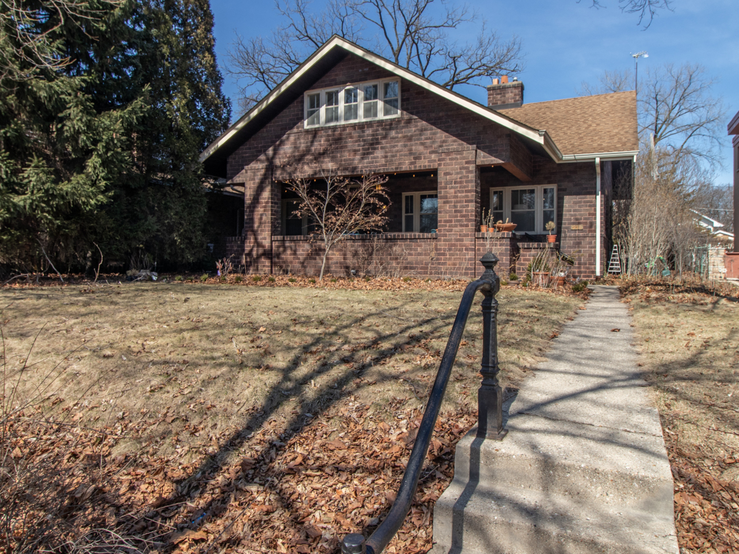 2216 W Greenleaf Avenue  Chicago IL 60645 photo