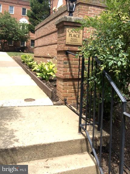 Property Photo: 1211 N Pitt Street 2B VA 22314