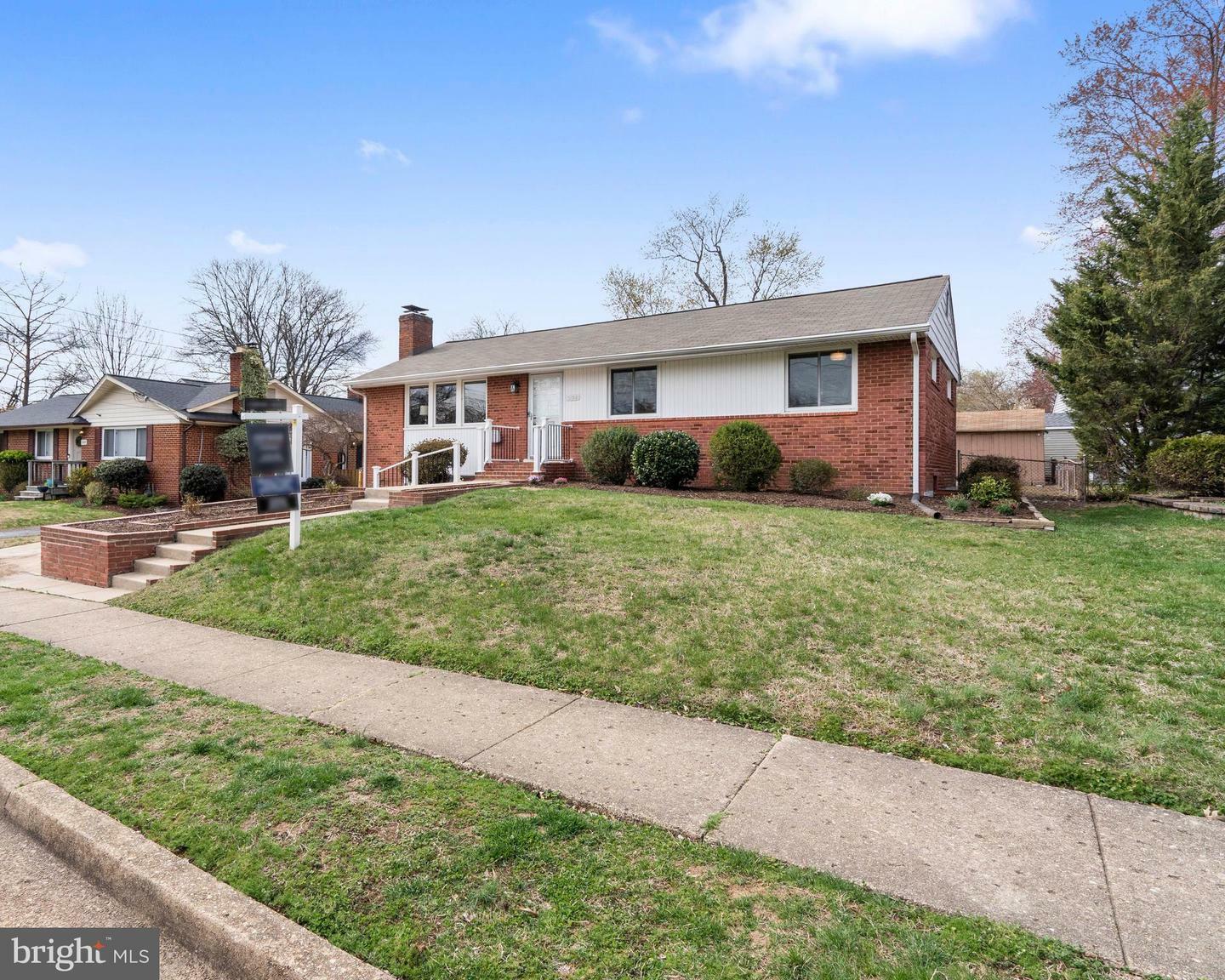 Property Photo: 504 N Owen Street VA 22304
