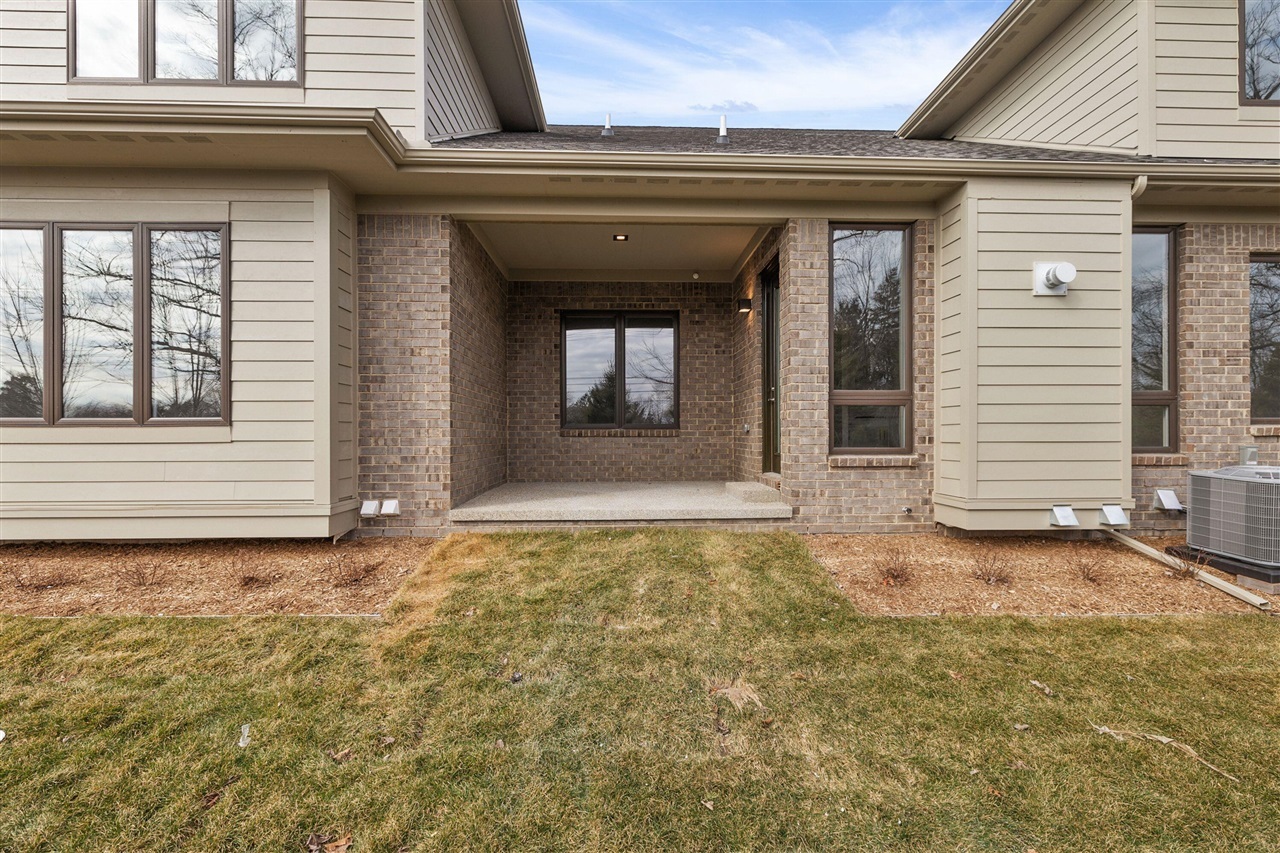 Property Photo: 7477 Gramercy Circle 17 MI 48322