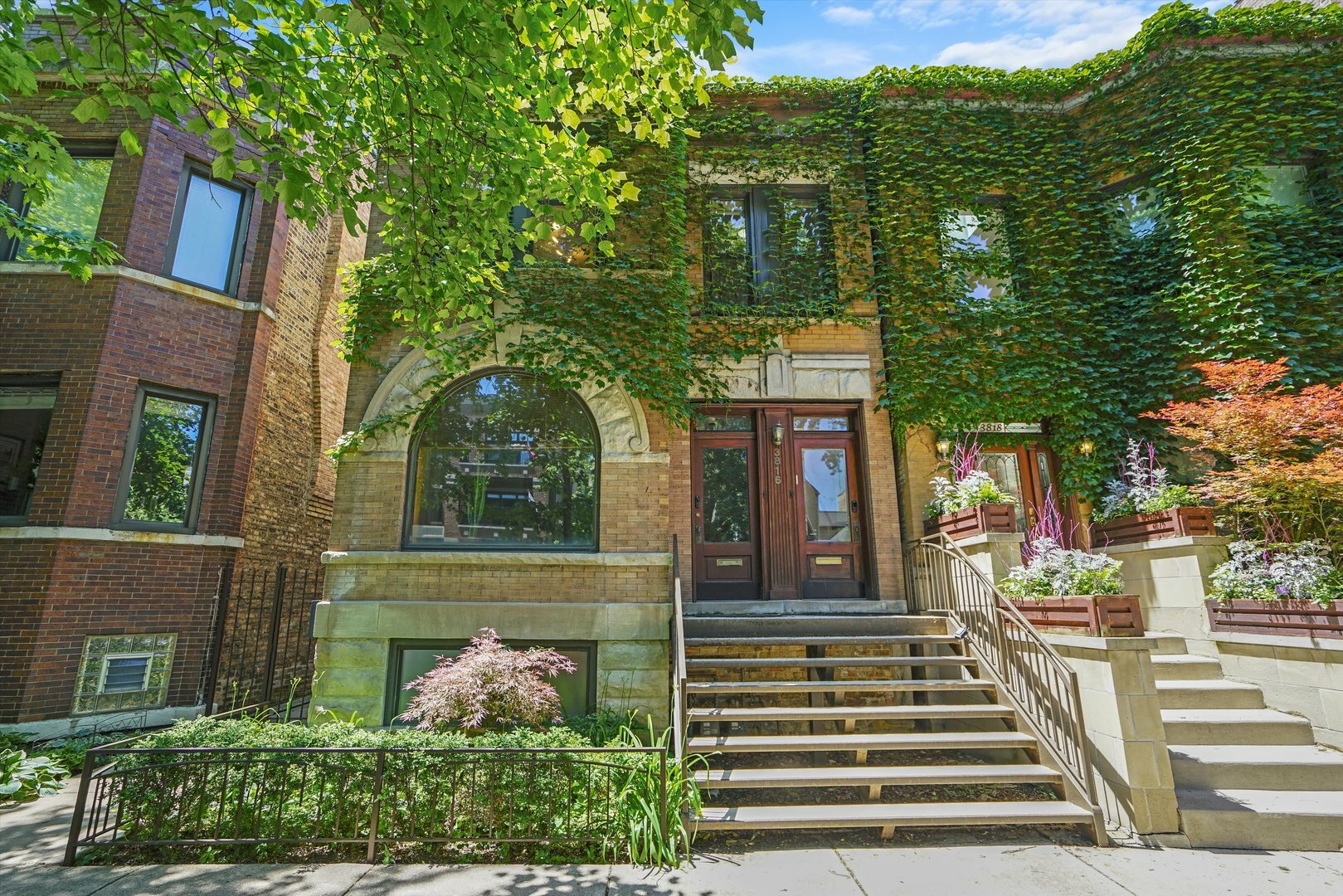 Property Photo: 3816 N Kenmore Avenue 1 IL 60613