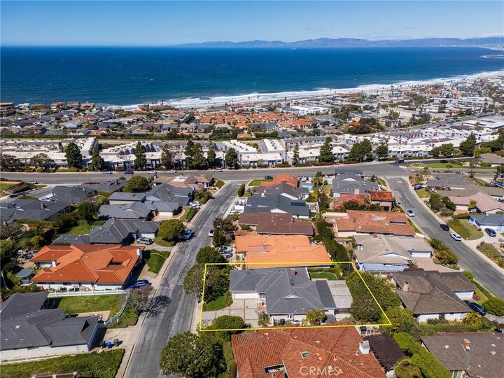 Property Photo: 132 Via Mesa Grande CA 90277