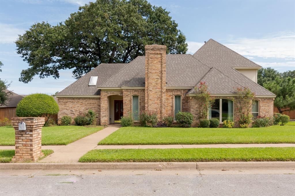 Property Photo: 704 Shady Lane TX 76021