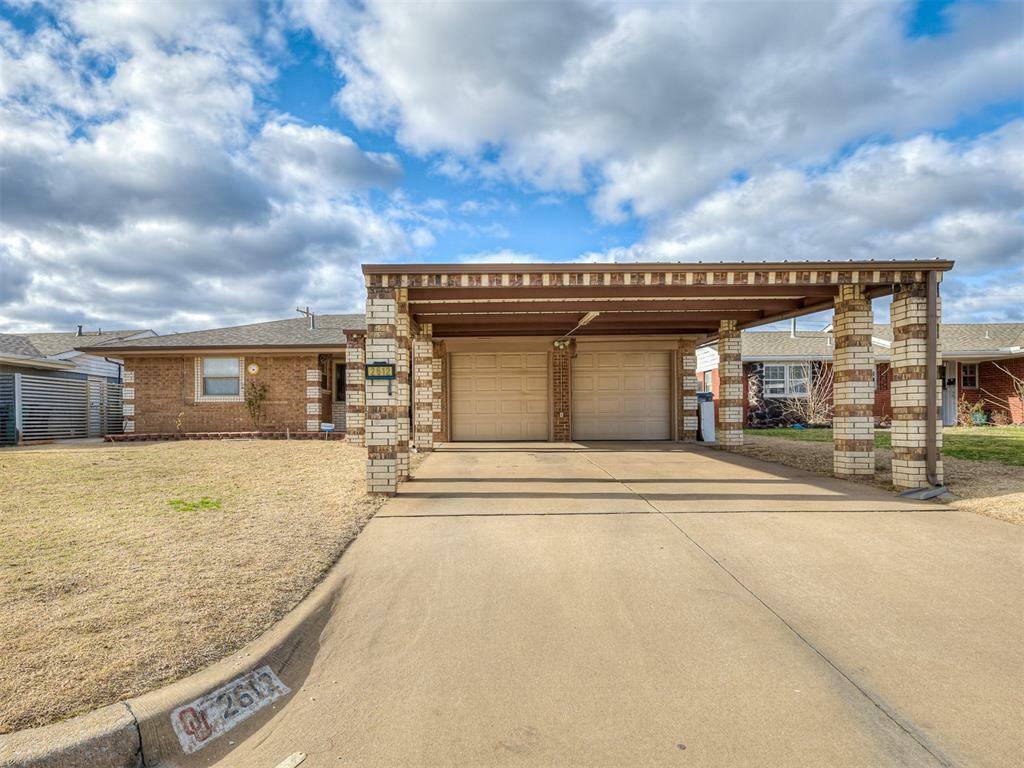 Property Photo: 2612 SW 71st Street OK 73159