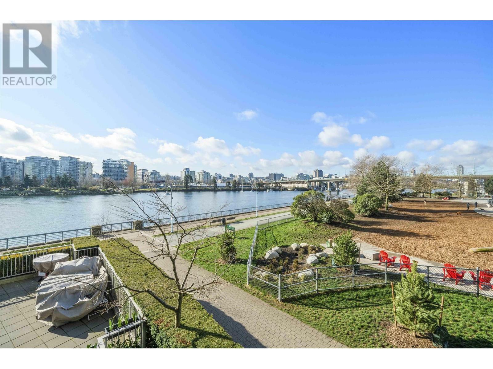 Property Photo: 8 Smithe Mews 106 BC V6B 0A5