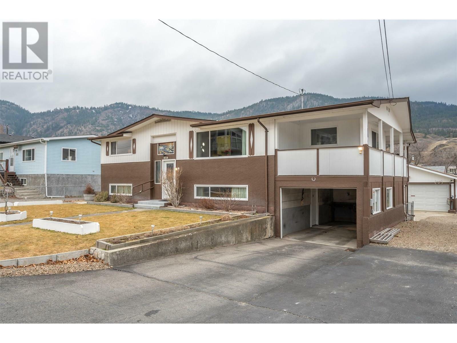 Property Photo: 824 Birch Street BC V0H 1R0