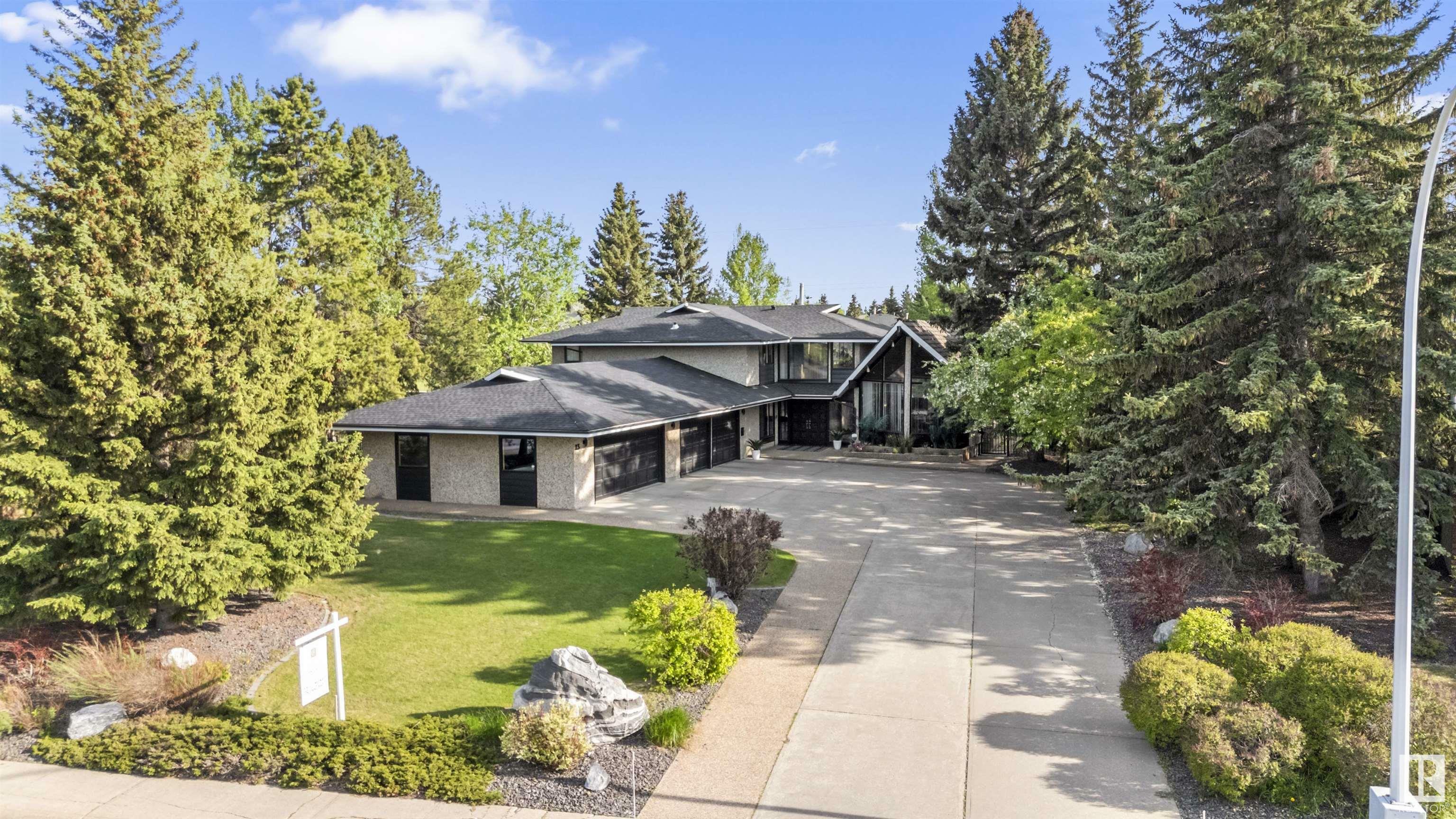 Photo de la propriété:  23 Westbrook Drive NW  AB T6J 2C8 