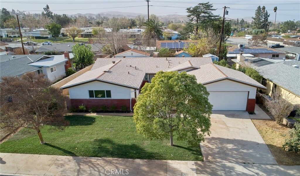 Property Photo:  512 Hastings Street  CA 92373 