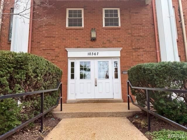 Property Photo: 10367 Oxford Hill Drive 26 MO 63146