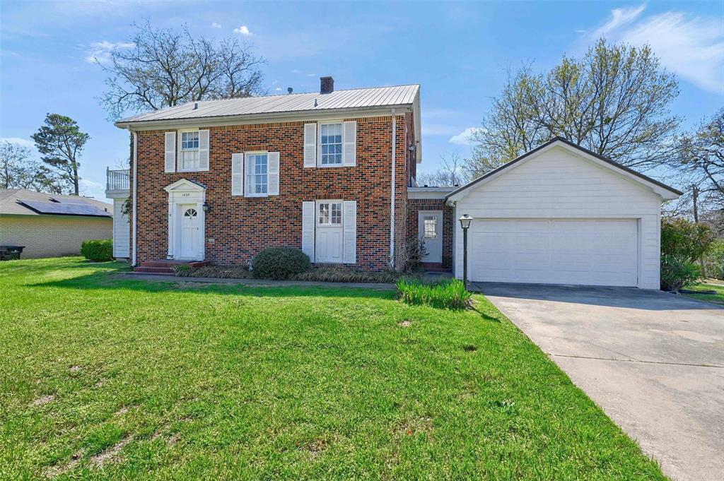 Property Photo: 1430 W Woodard Street TX 75020