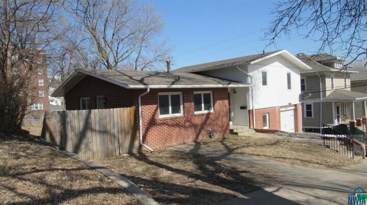 Property Photo:  211 21st St  IA 51104 