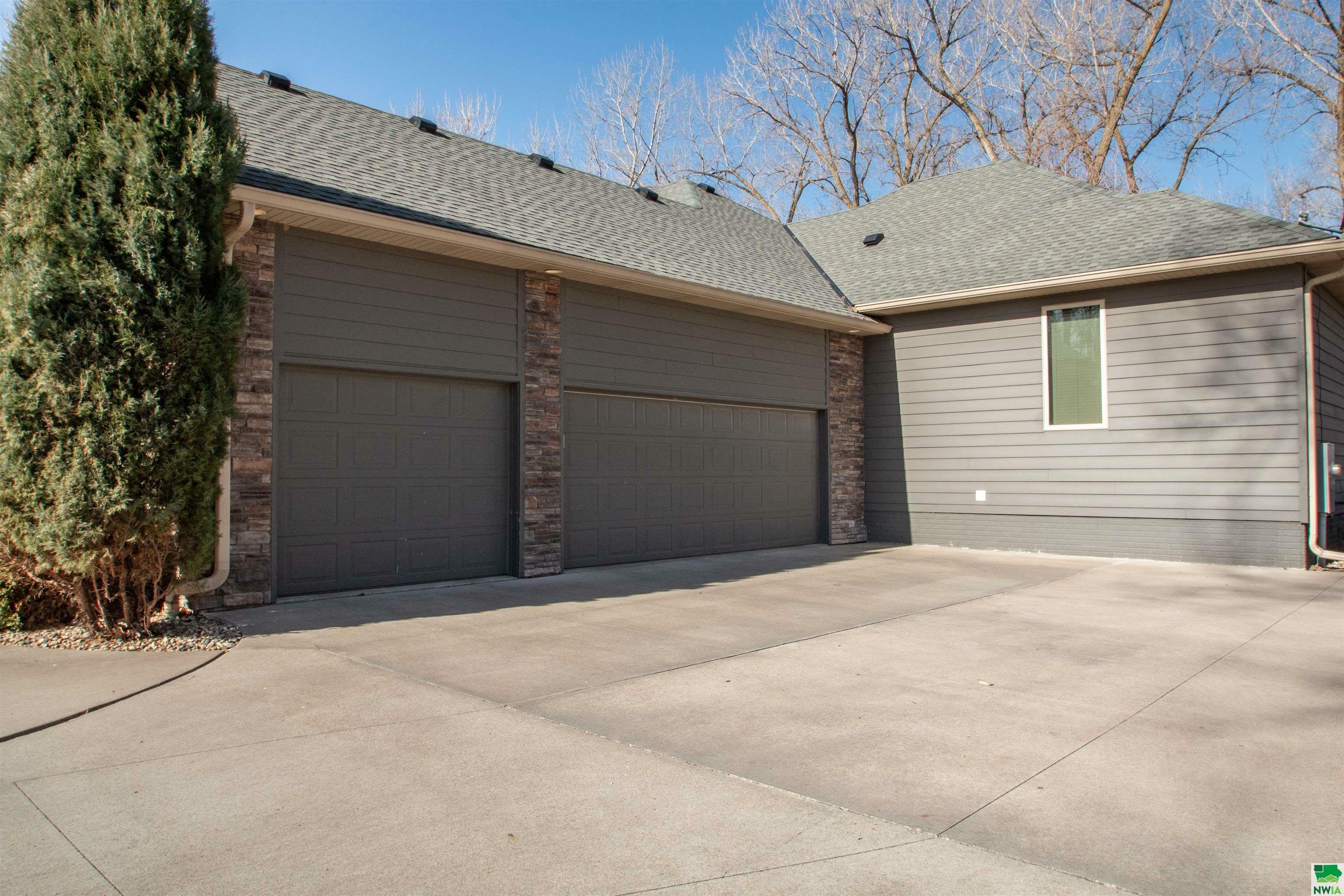 Property Photo: 871 E Sawgrass Trail SD 57049