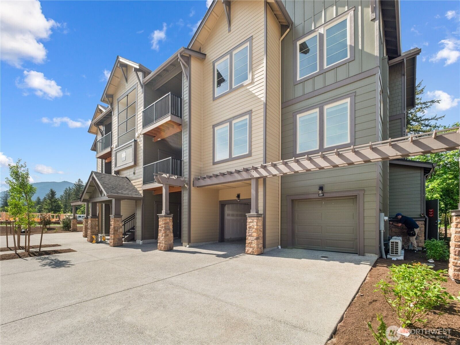 Property Photo: 1850 SE 12th Place 204 WA 98045