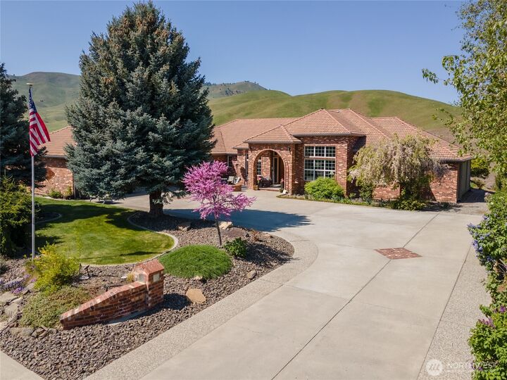 Property Photo: 2008 Broadview North WA 98801