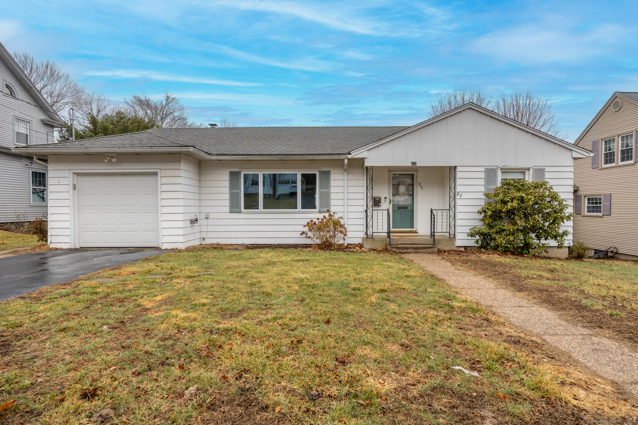 Property Photo: 207 Oakland Street CT 06010
