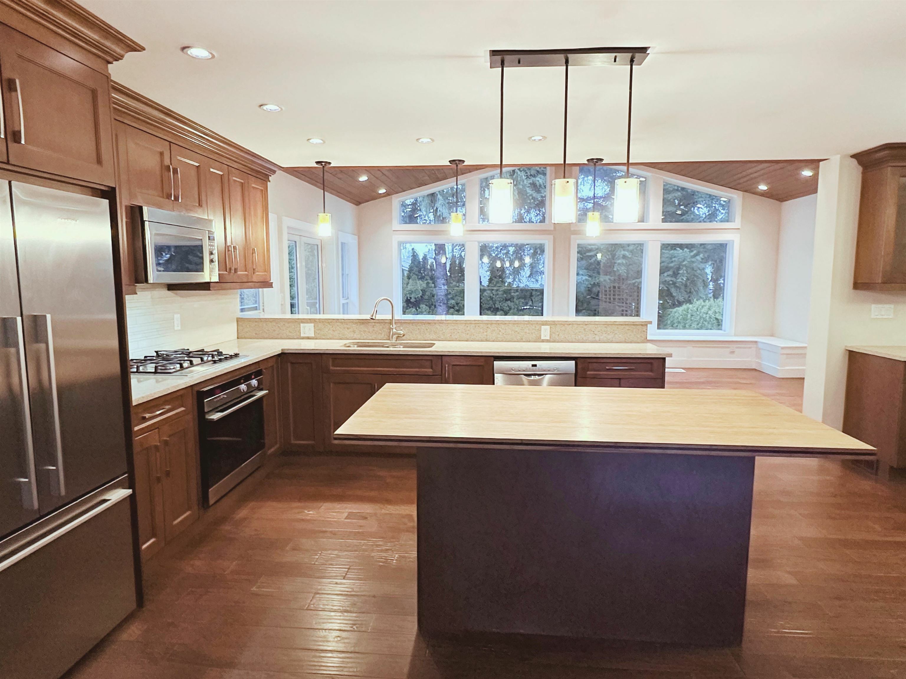 Photo de la propriété:  15349 87A Avenue  BC V3S 5E8 