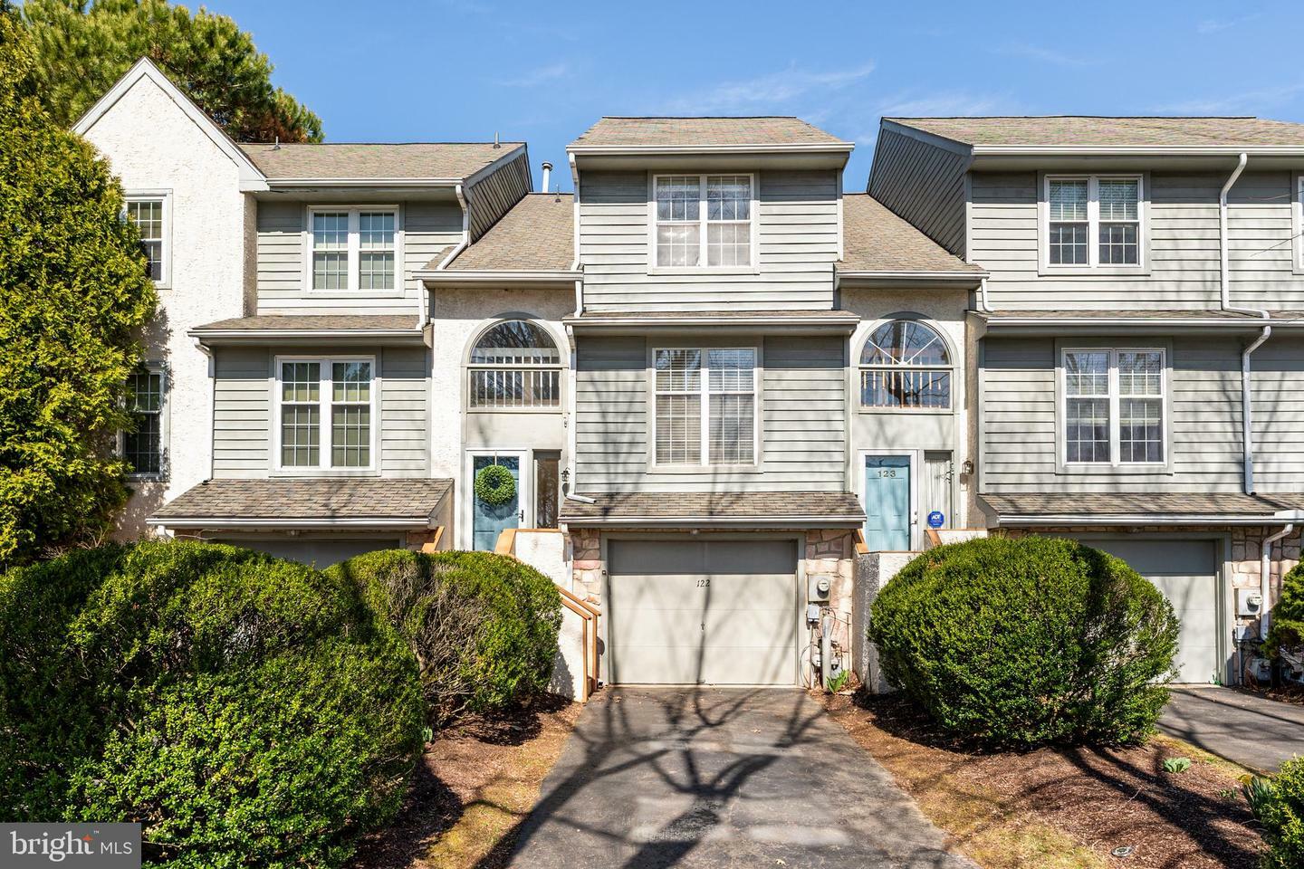 Property Photo: 122 Knollwood Court PA 19014