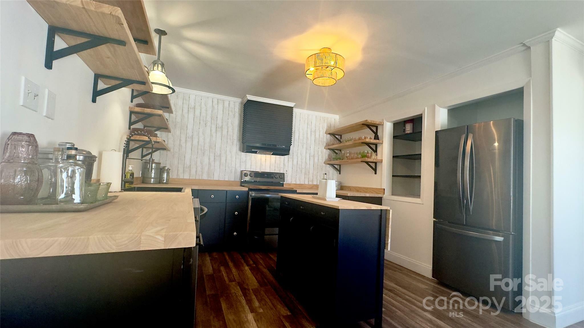 Property Photo: 727 W C Street NC 28658