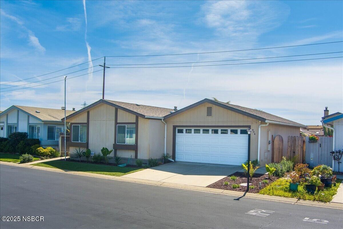 Property Photo:  906 Vista Montana  CA 93458 