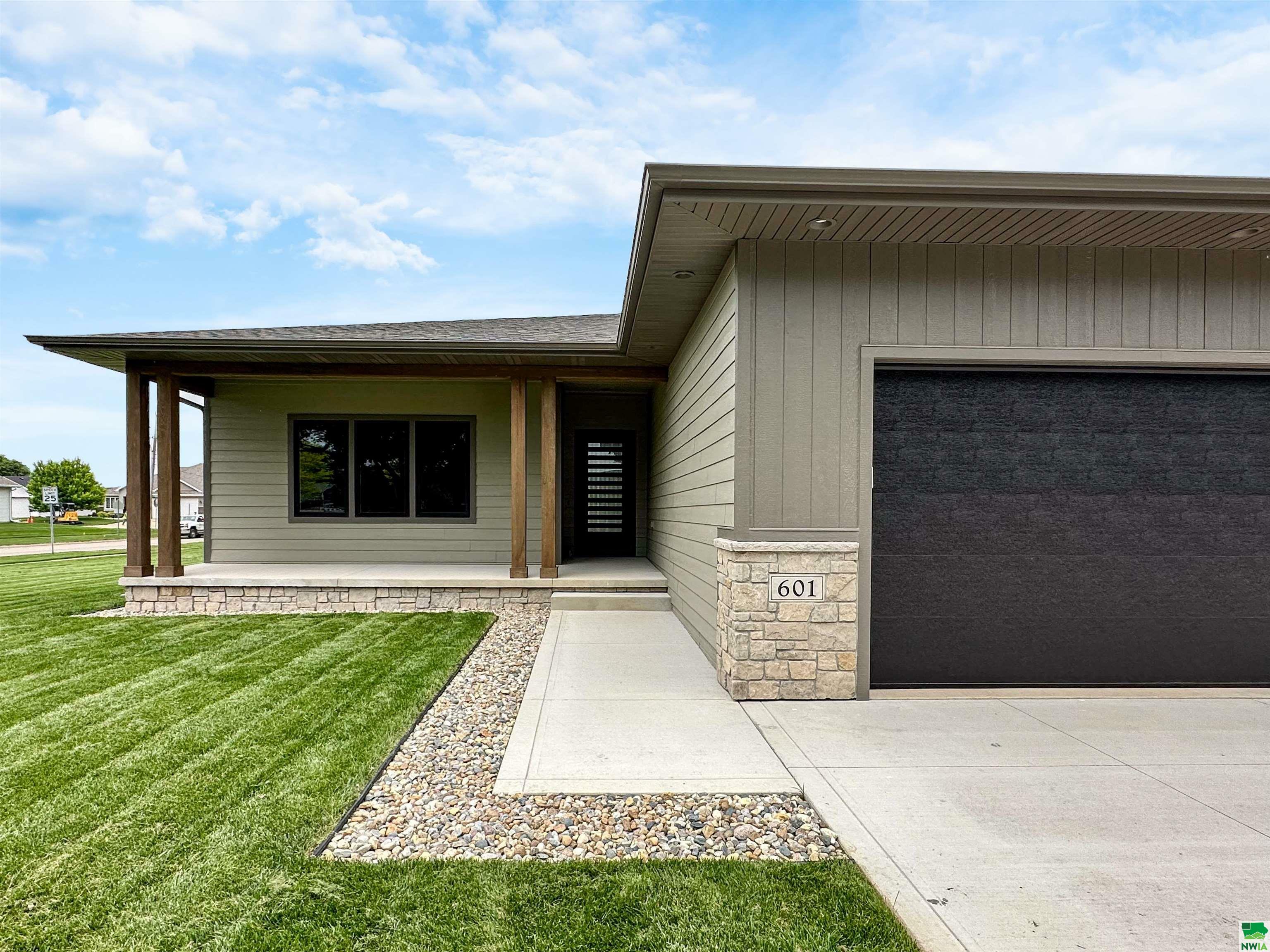 Property Photo:  601 Topaz Dr  IA 51054 