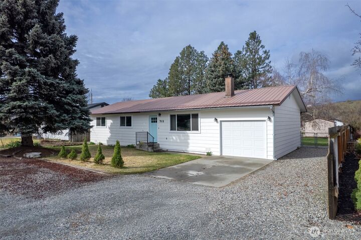 711 N Kenwood Street  Omak WA 98841 photo