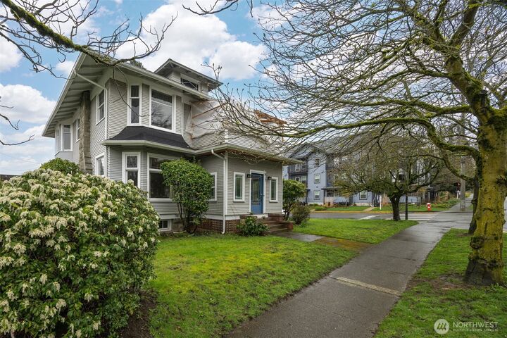 Property Photo: 617 E Chestnut Street WA 98225