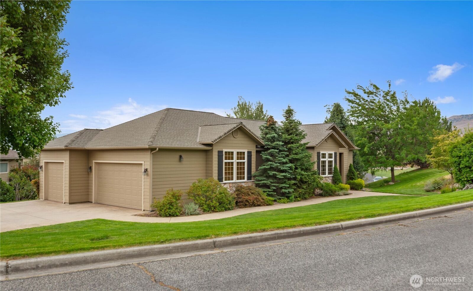Property Photo:  3665  Dianna Way  WA 98801 