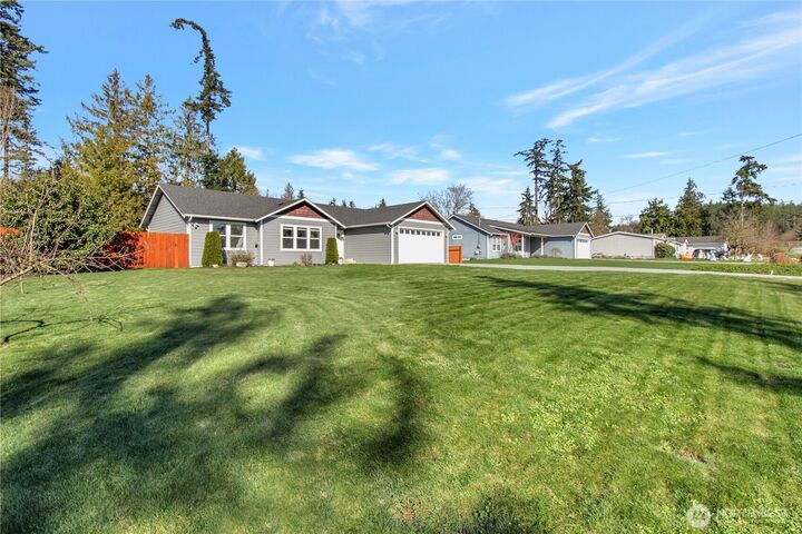 Property Photo: 848 Saratoga Way WA 98282