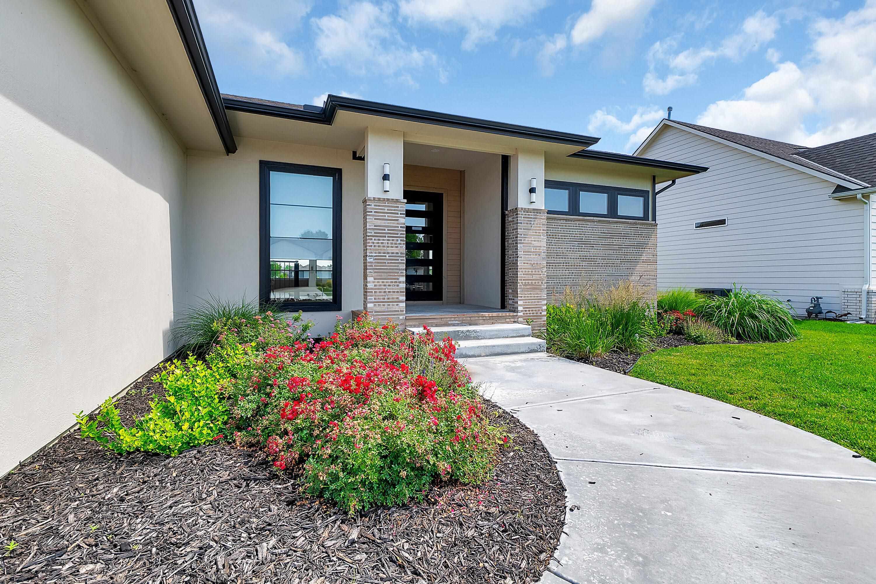Property Photo: 1226 W Lakeway Ct KS 67002
