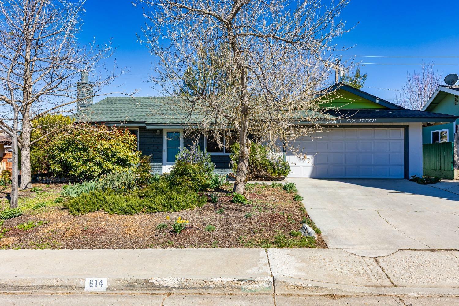 Property Photo: 814 Mill Street CA 93561